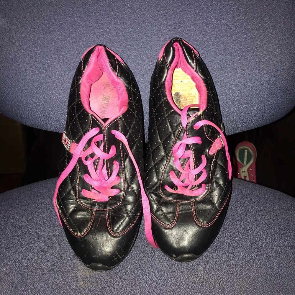 Tennis shoes